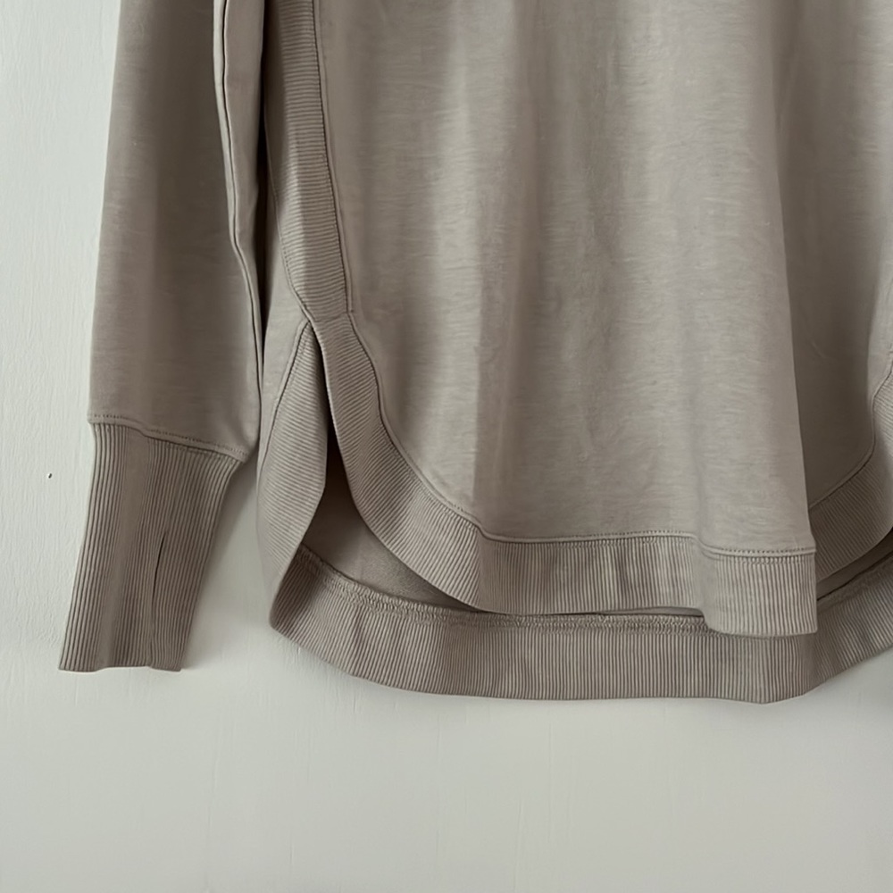 NWT Soft Rounded Hem Tee with Thumb Holes - Picture 8 of 13